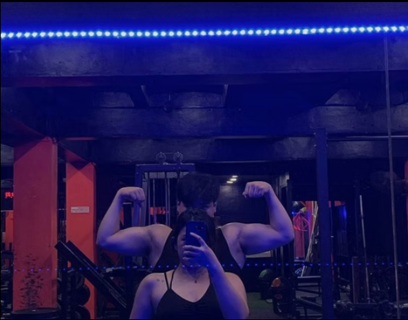 Gym member mirror selfie